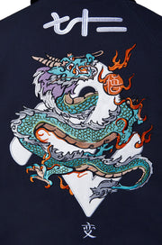 Chaqueta universitaria azul con bordado de dragón en reposo