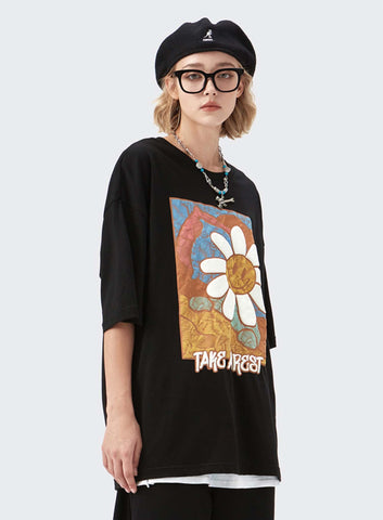 T-Shirt mit farbigem Kunstwerk und Gänseblümchen-Motiv