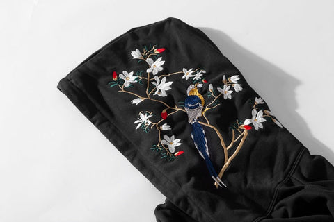 Kapuzenpullover mit Blumen- und Vogelstickerei 