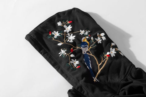 Kapuzenpullover mit Blumen- und Vogelstickerei 