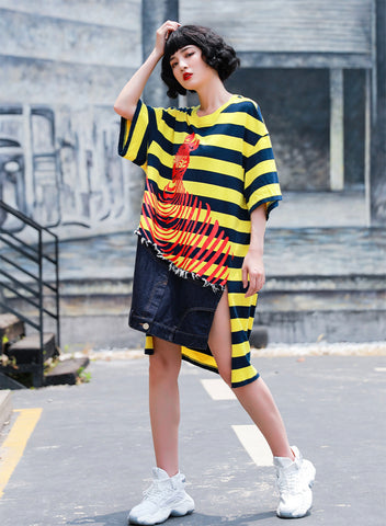 Übergroßes Denim-Patchwork-T-Shirt mit Zebra-Gelb-Streifen für Damen - Exertion Inc 