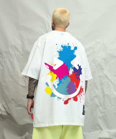 T-Shirt mit verschmierter Farbe und Emoji 