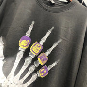 Camiseta con mano de calavera y anillos cuádruples
