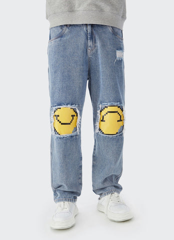 Pantalones vaqueros con emoji de cara sonriente