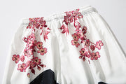 Vista de flores rosas pantalones ligeros
