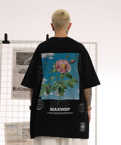 Camiseta con flores florecientes